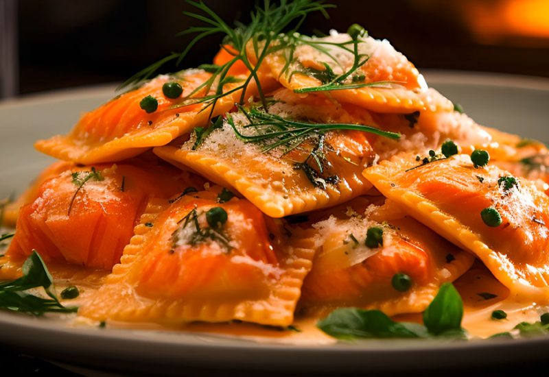 Ein Teller mit dem Gericht Ravioli mit Lachs