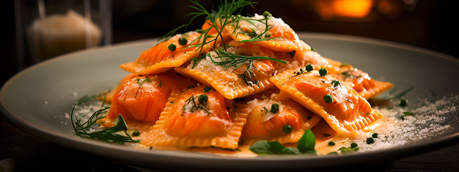 Ein Teller mit dem Gericht Ravioli mit Lachs