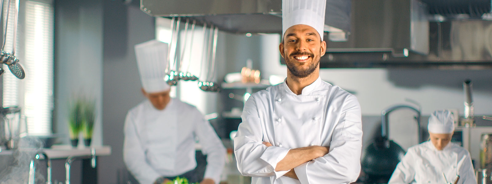 Ein Koch und sein Küchenteam in der Küche