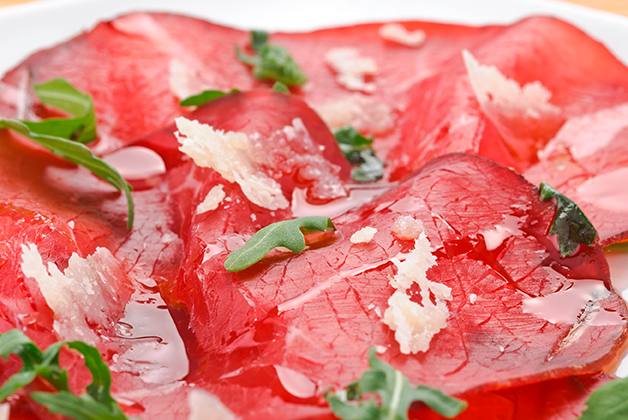 Bild von einem mit Olivenöl und Parmesan angemachtem Bresaola Carpaccio